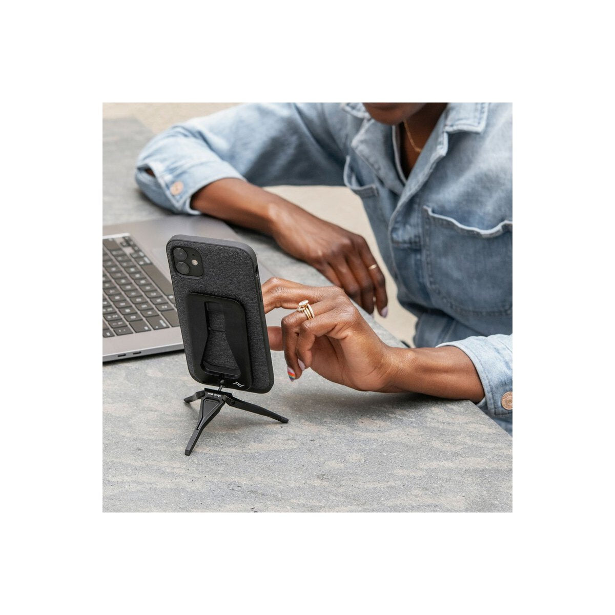 Ultrakompaktní magnetický stativ pro telefony Peak Design Mobile Tripod - černý - istyle.work
