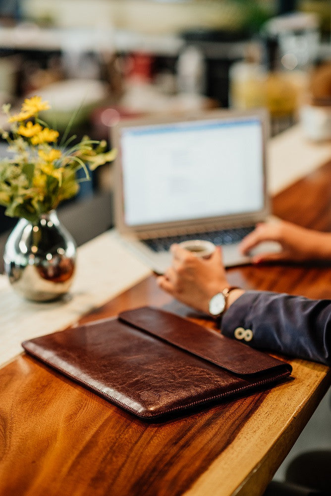 Obal na MacBook Pro 13" M2 Red Ant Whiskey Aroma - burgundy