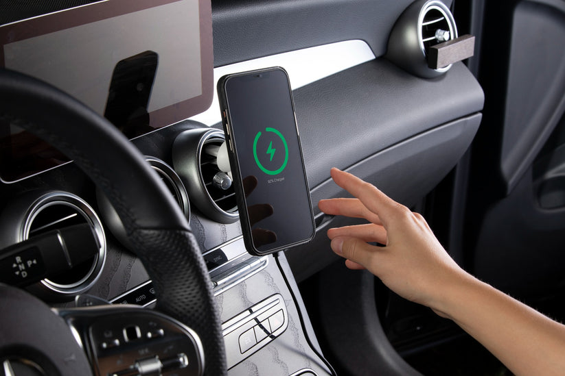 Bezdrátová autonabíječka Epico s podporou MagSafe s adaptérem v balení - vesmírně šedá - istyle.work