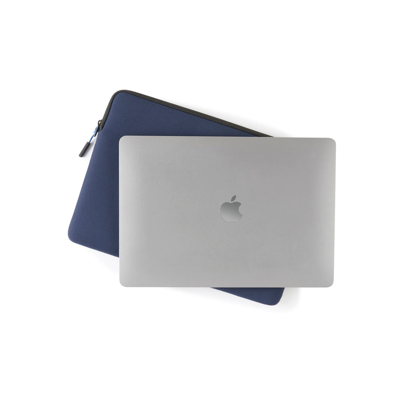 Obal pro Macbook 14" Pipetto Classic Fit Sleeve - tmavě modrý - istyle.work