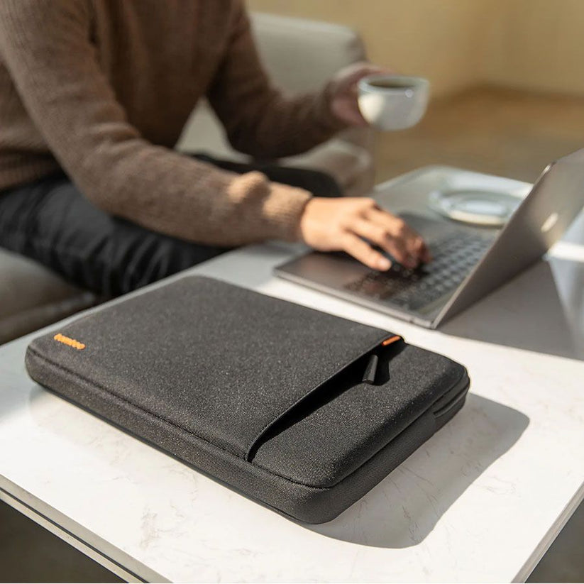 Pouzdro s brašnou pro MacBook 16" tomtoc Sleeve Kit - černé - istyle.work