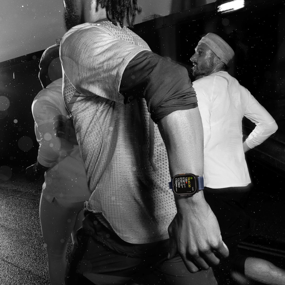 Apple Watch Ultra 2 GPS + Cellular, 49mm přírodně titanové pouzdro s přírodně titanovým milánským tahem z titanu - S (otevřený)