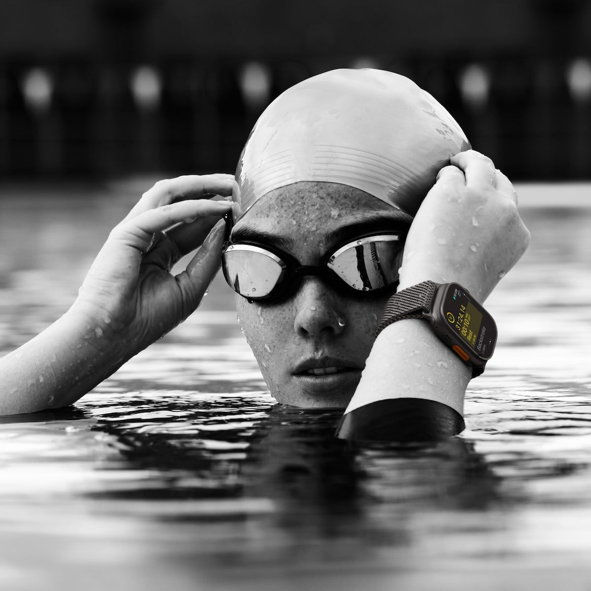 Apple Watch Ultra 2 GPS + Cellular, 49mm přírodně titanové pouzdro s přírodně titanovým milánským tahem z titanu - S (otevřený)