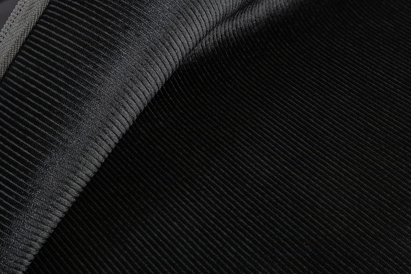 Obal Tucano Velluto na MacBook Pro 16" - černý - istyle.work