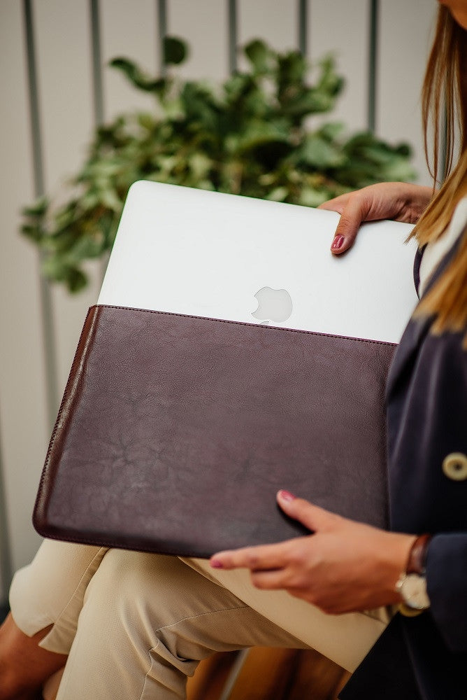 Obal na MacBook Pro 13" M2 Red Ant Whiskey Aroma - burgundy