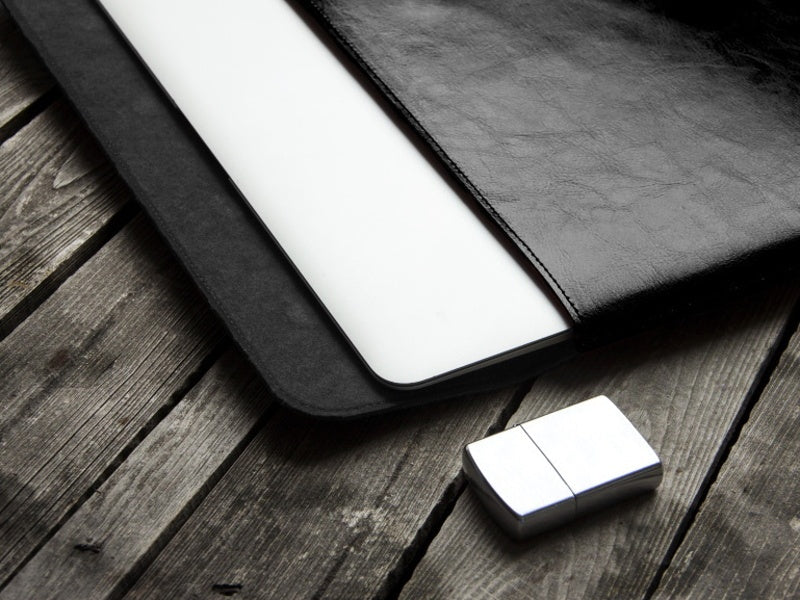 Obal na MacBook Pro 13 / Air Retina Red Ant Whiskey Aroma - černý - istyle.work