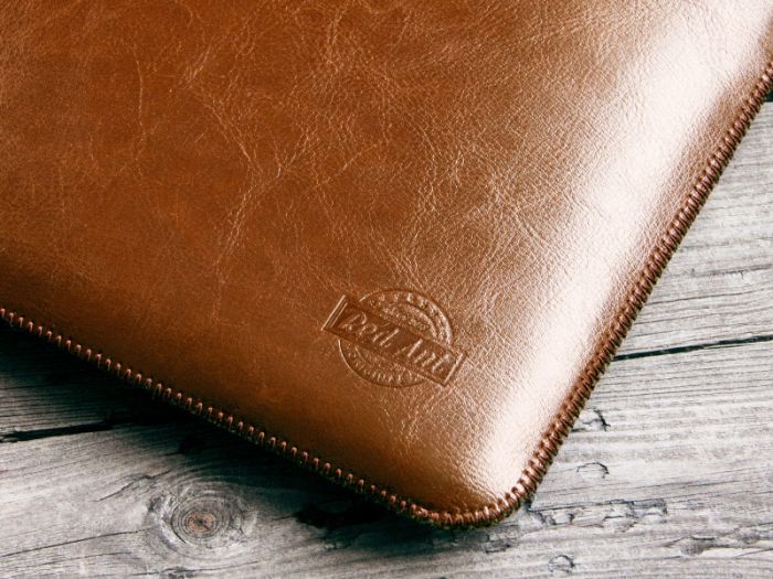 Obal na MacBook Air 13 " Red Ant Whiskey Aroma - hnědý