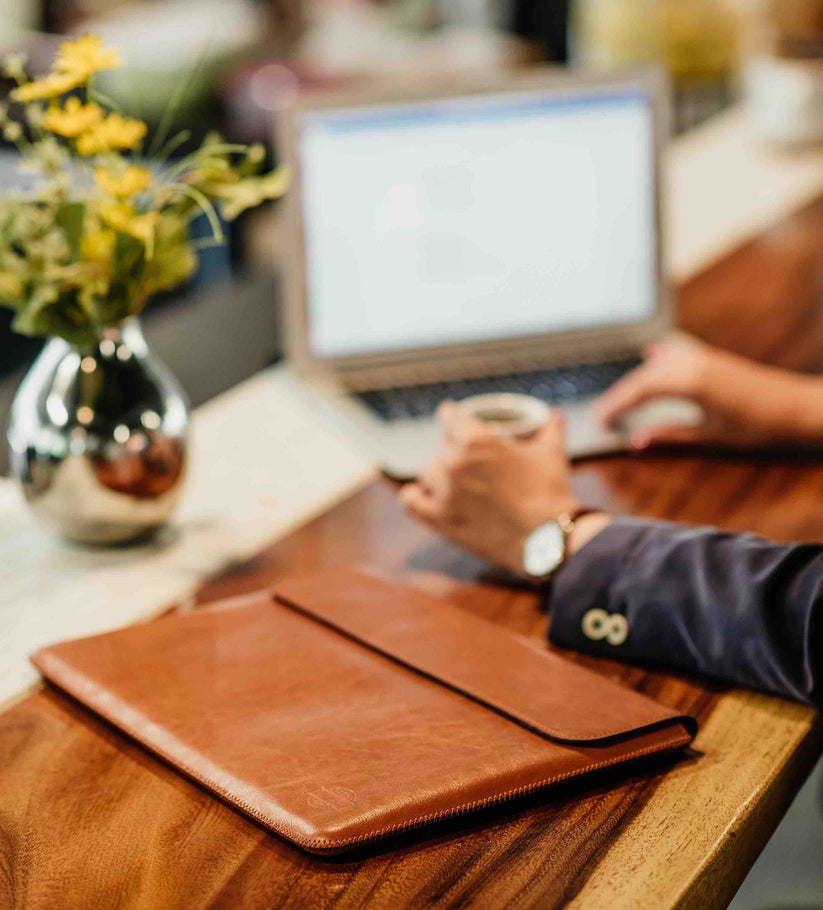 Obal na MacBook Pro 16" Red Ant Whiskey Aroma - světle hnědý - istyle.work