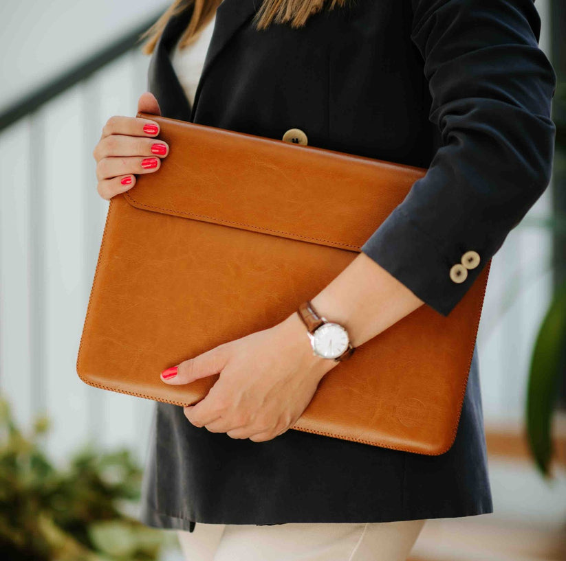 Obal na MacBook Pro 16" Red Ant Whiskey Aroma - světle hnědý - istyle.work