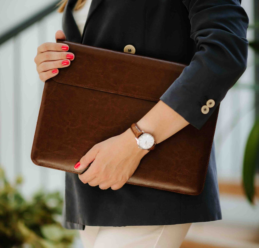 Obal na MacBook Pro 16" Red Ant Whiskey Aroma - hnědý - istyle.work