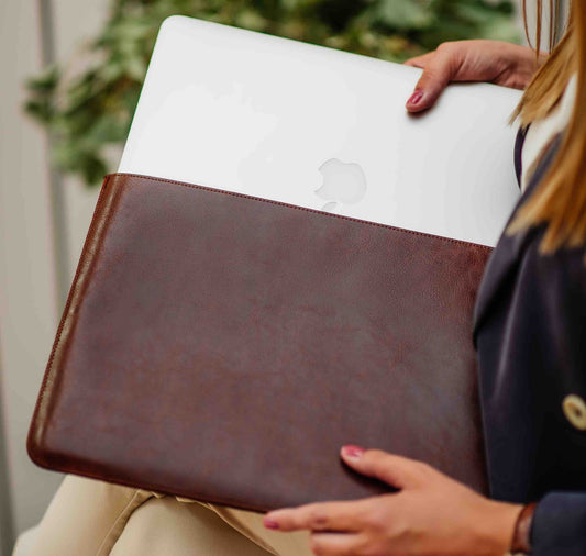 Obal na MacBook Pro 16" Red Ant Whiskey Aroma - hnědý - istyle.work