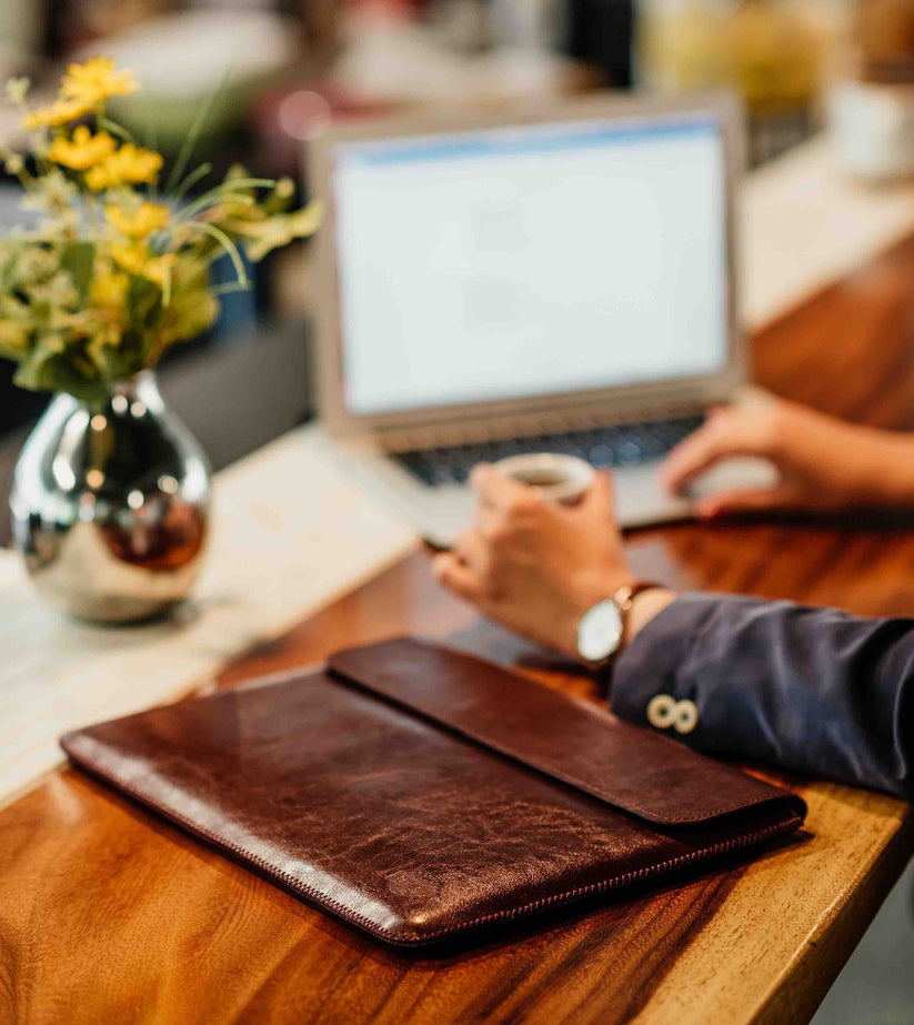 Obal na MacBook Pro 16" Red Ant Whiskey Aroma - hnědý - istyle.work