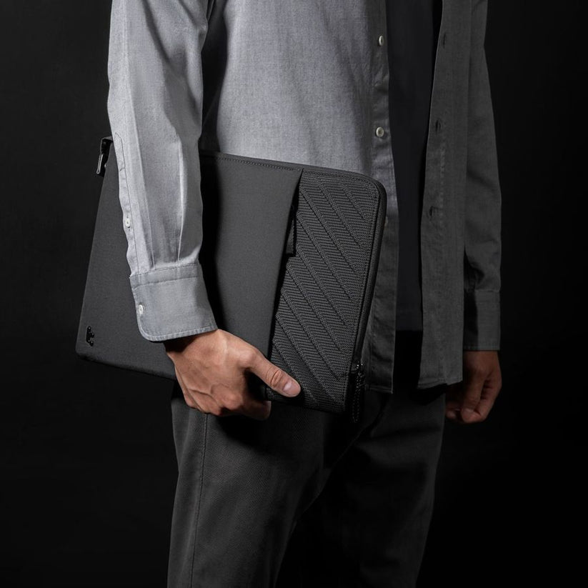 Pouzdro pro MacBook 16" tomtoc Voyage-A16 - černé - istyle.work