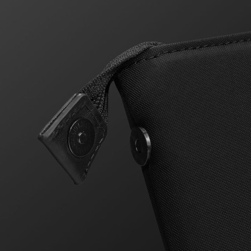 Pouzdro pro MacBook 16" tomtoc Voyage-A16 - černé - istyle.work