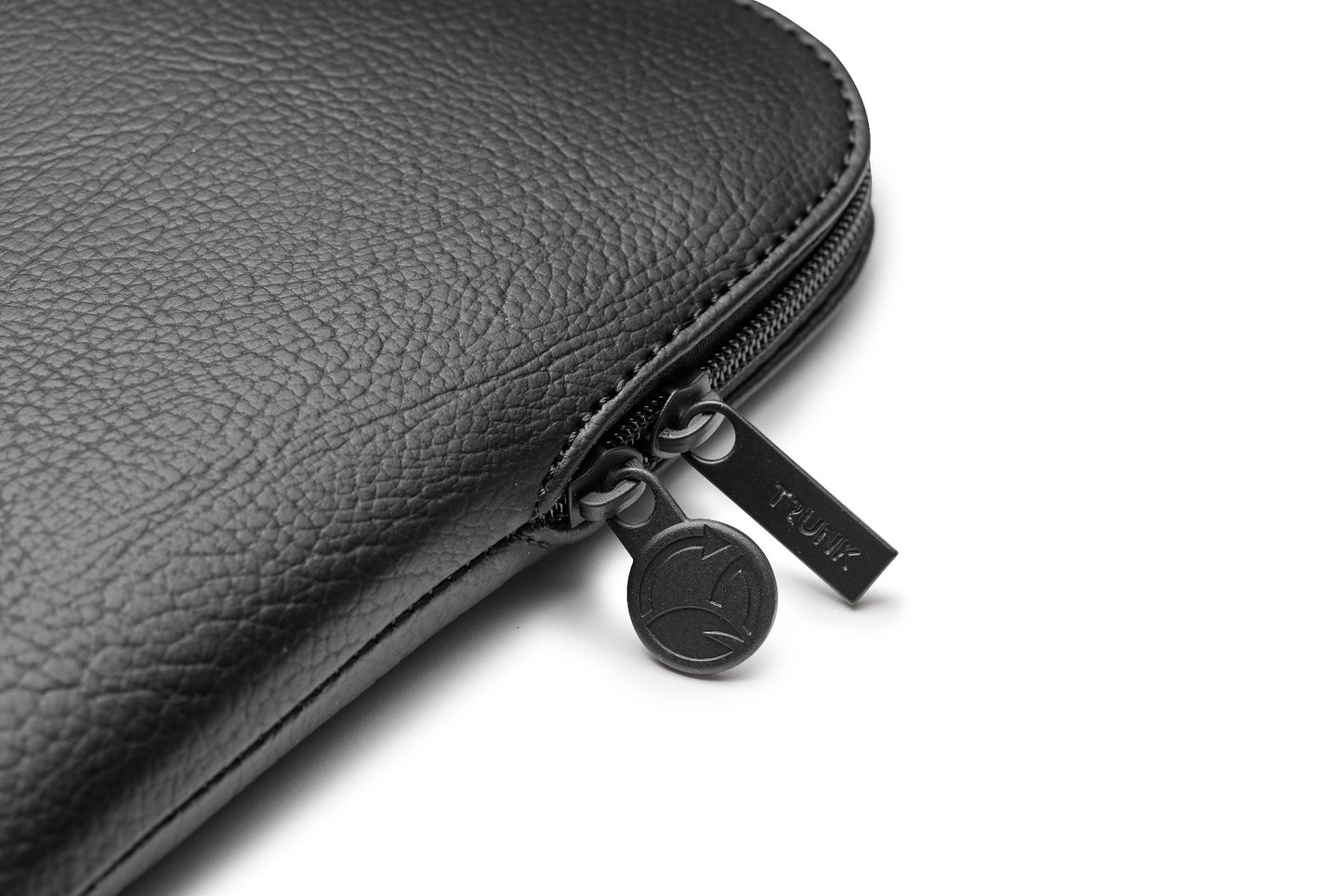 Pouzdro pro MacBook 13" Trunk Apple Peel Sleeve - černé - istyle.work