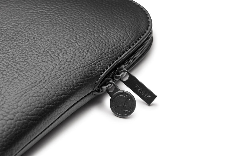 Pouzdro pro MacBook 13" Trunk Apple Peel Sleeve - černé - istyle.work