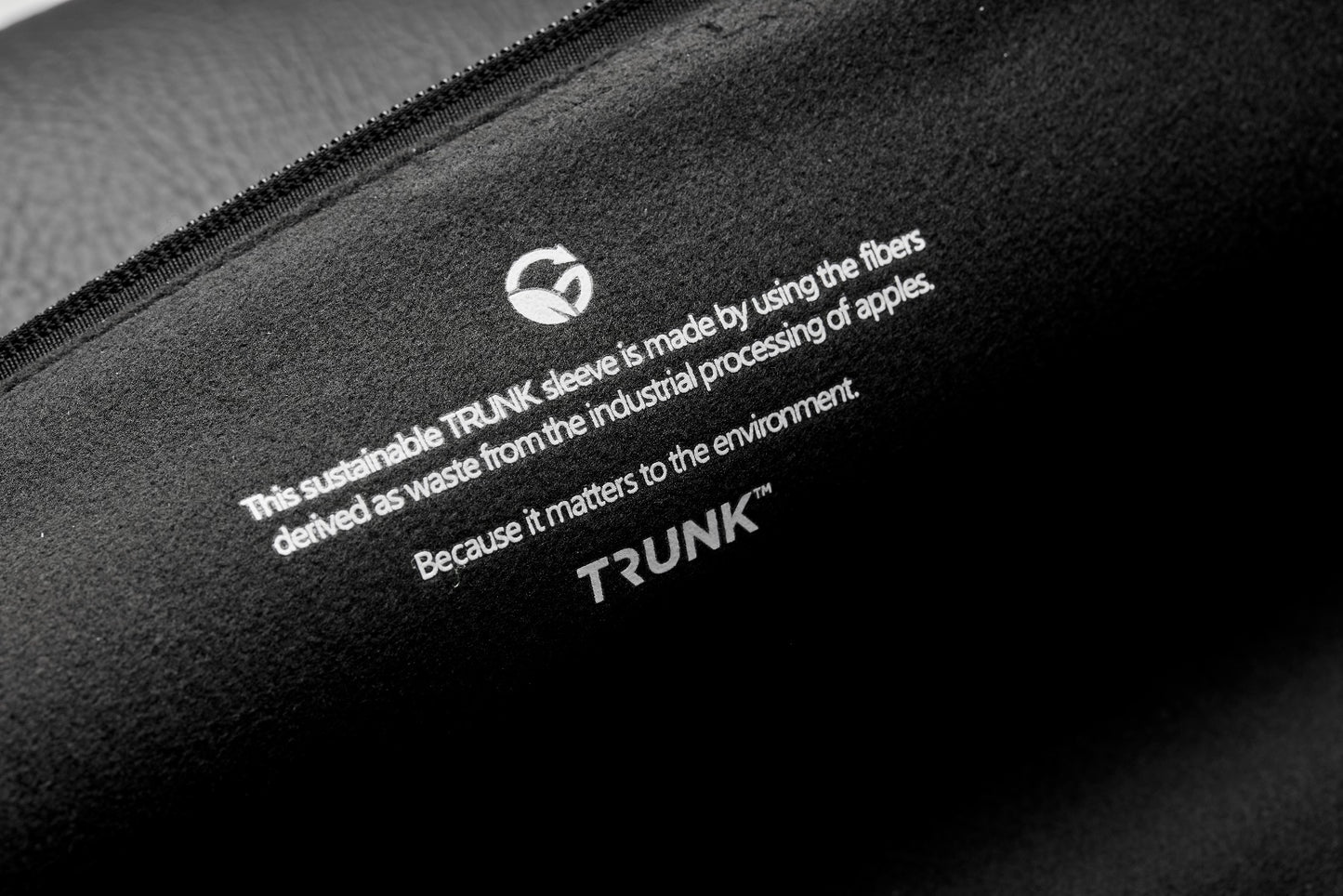 Pouzdro pro MacBook 13" Trunk Apple Peel Sleeve - černé - istyle.work