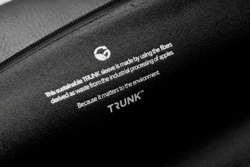 Pouzdro pro MacBook 13" Trunk Apple Peel Sleeve - černé - istyle.work