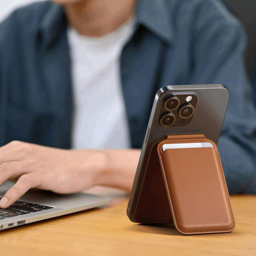 Magnetický stojánek s peněženkou pro iPhone Satechi - hnědý - istyle.work